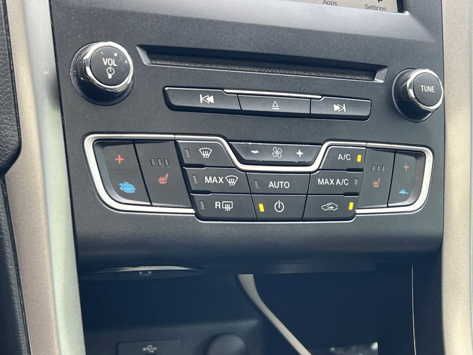Used 2017 Ford Fusion SE w/ Fusion SE Technology Package FWD image 21