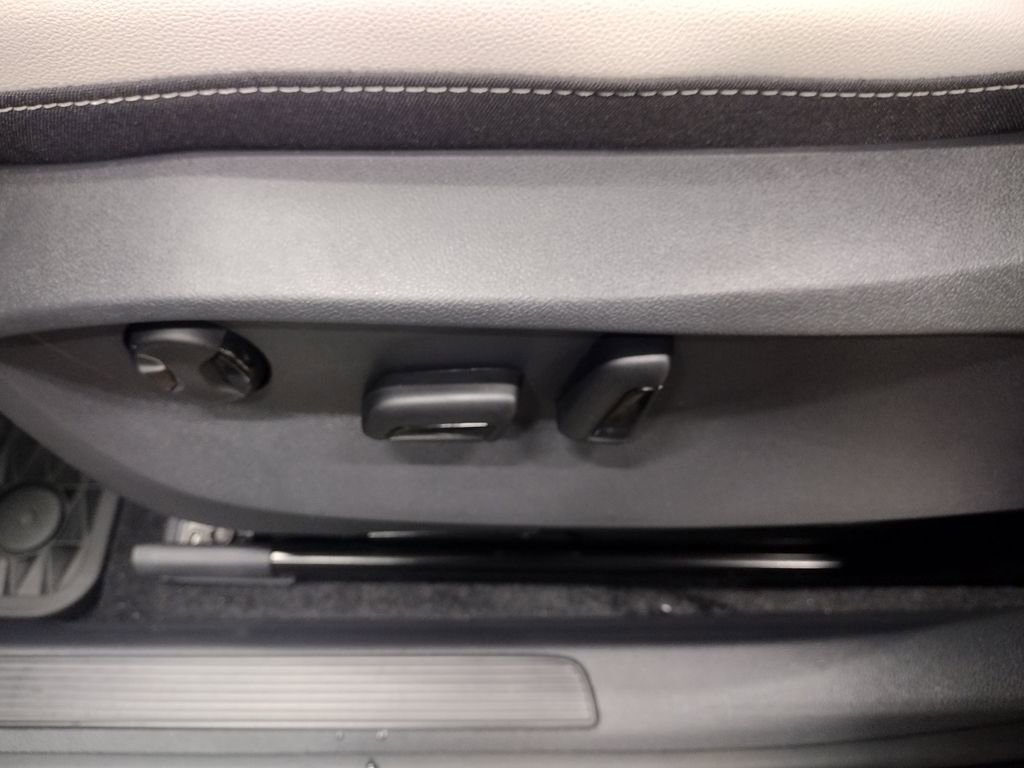 New 2025 Volkswagen Taos SE image 19