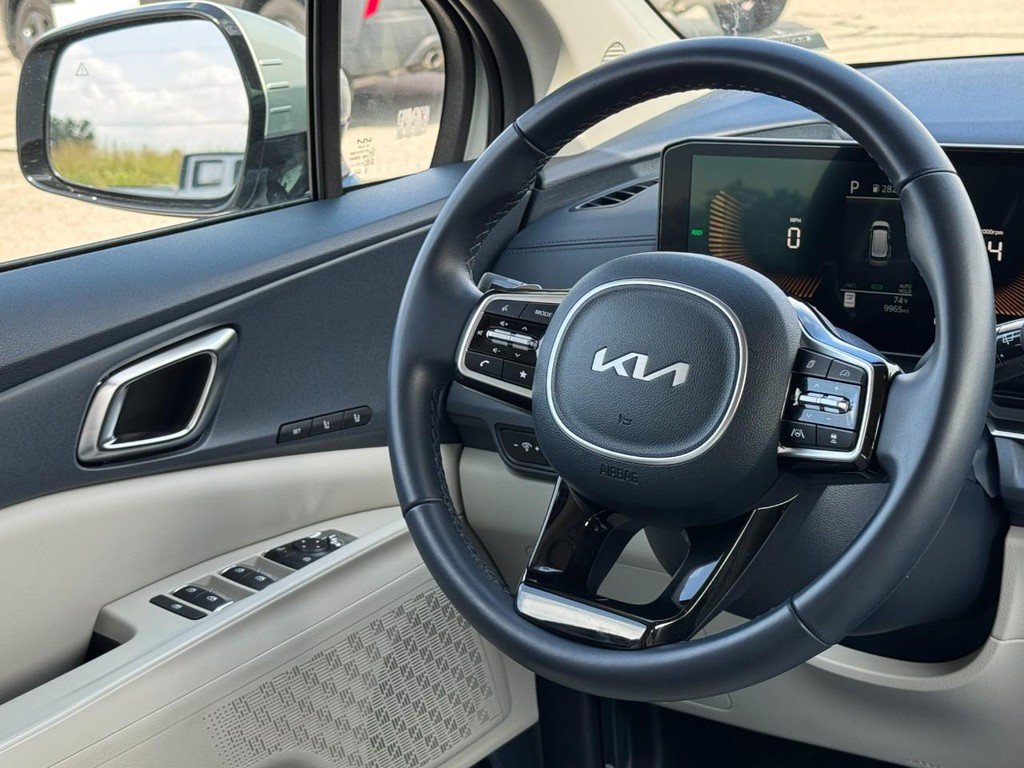 Used 2025 Kia Carnival EX FWD image 16