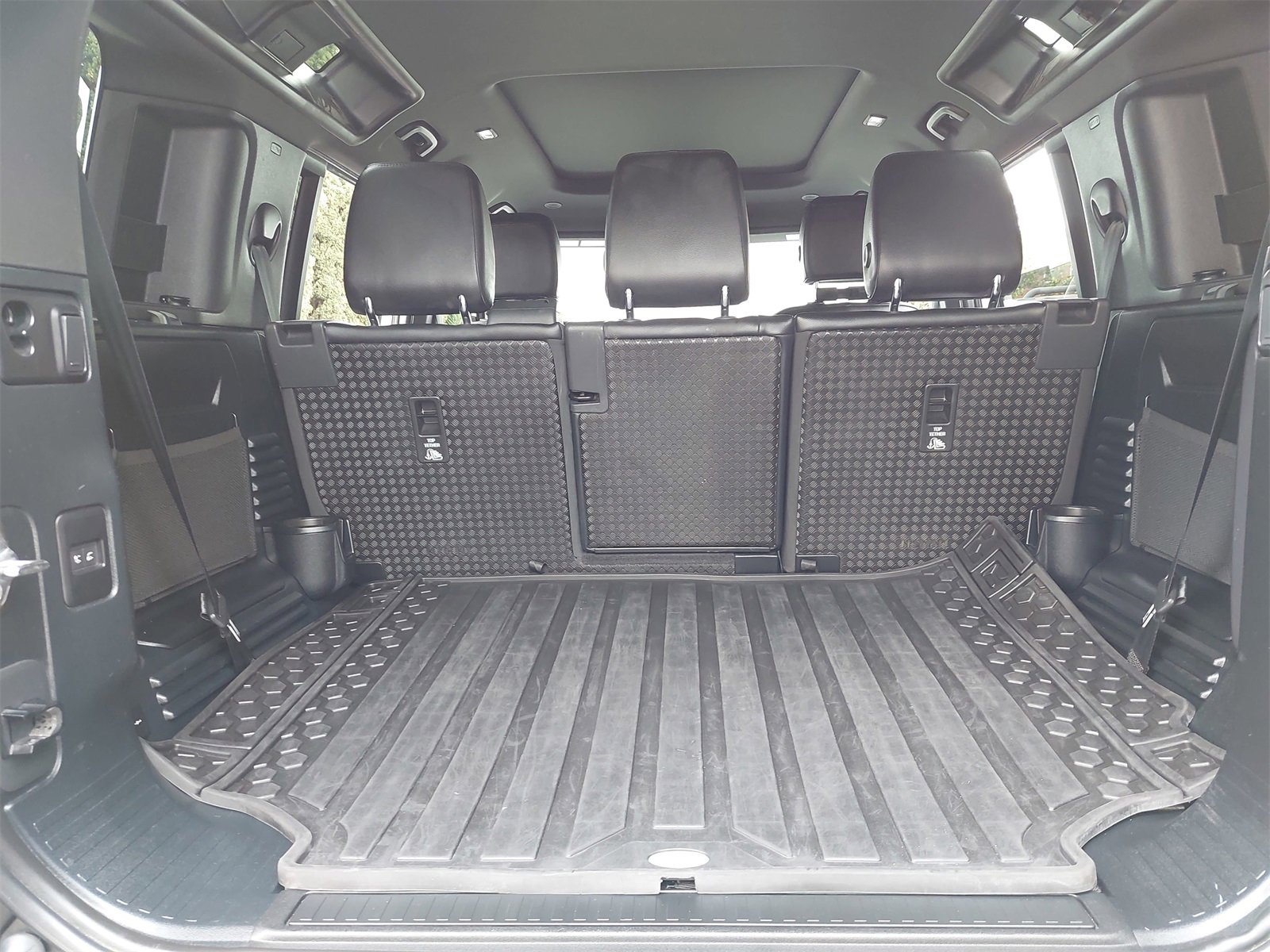 Used 2023 Land Rover Defender 110 X-Dynamic SE image 13