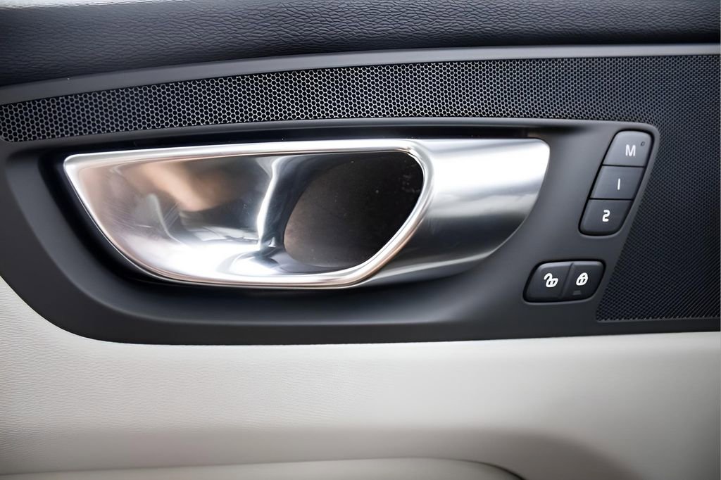 Certified 2025 Volvo XC60 T8 Plus w/ Protection Package Premier image 23