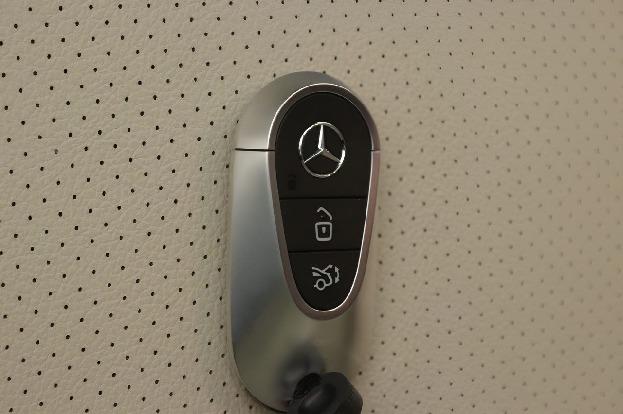 Used 2025 Mercedes-Benz GLC 350e 4MATIC image 23