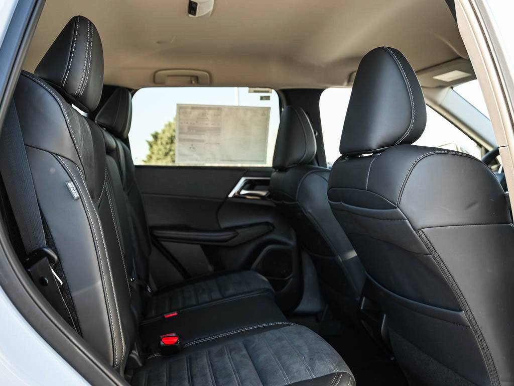 New 2025 Mitsubishi Outlander SE image 12