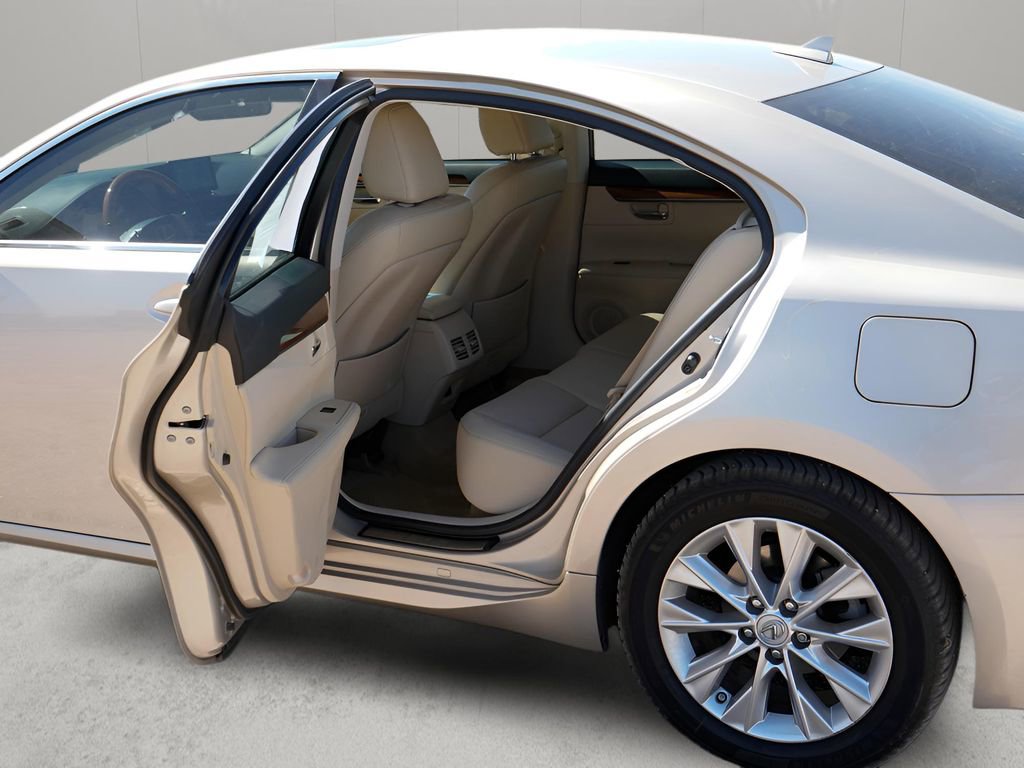 Used 2013 Lexus ES 300h w/ Luxury Pkg image 2