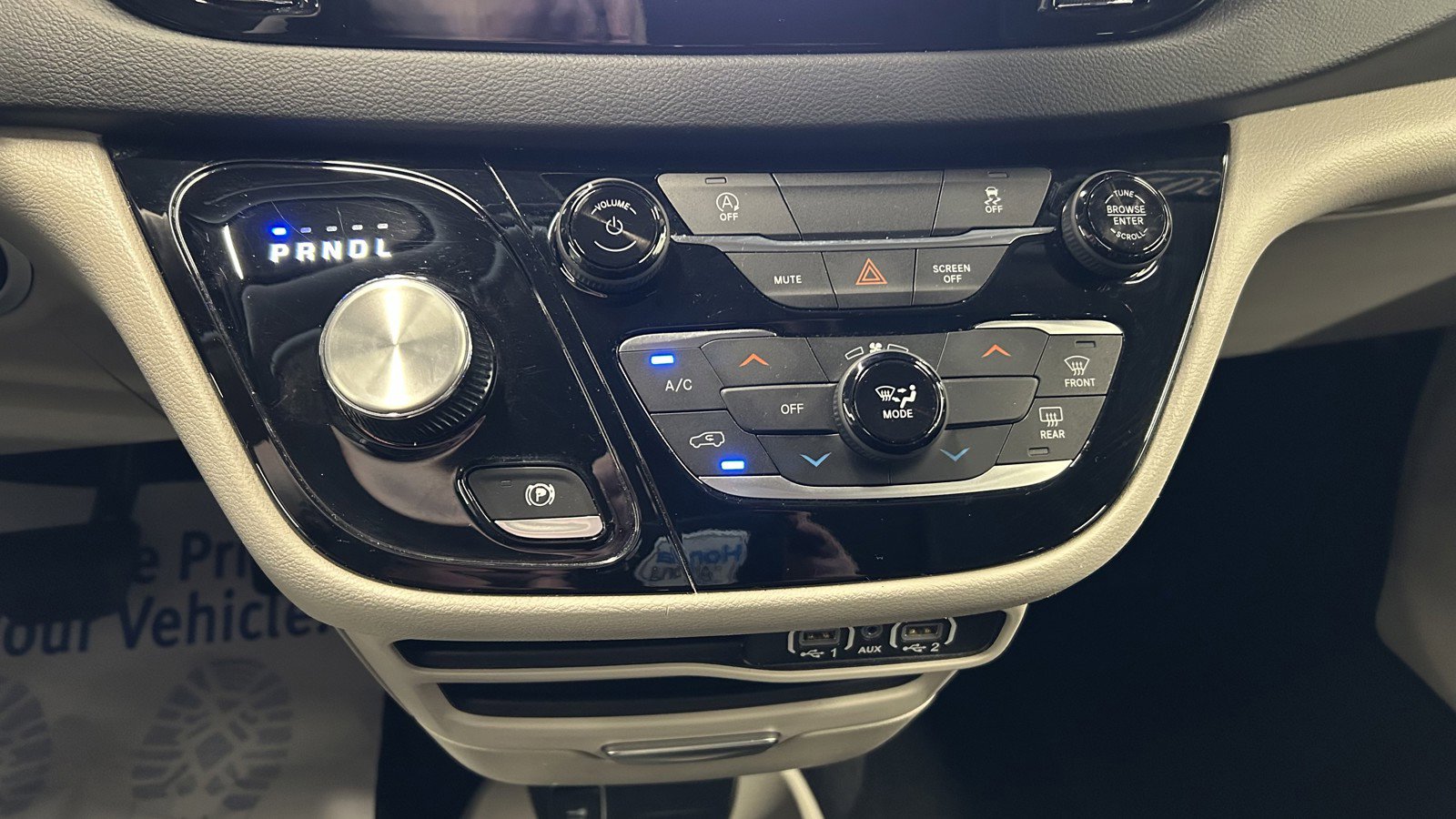 Used 2023 Chrysler Voyager LX image 30