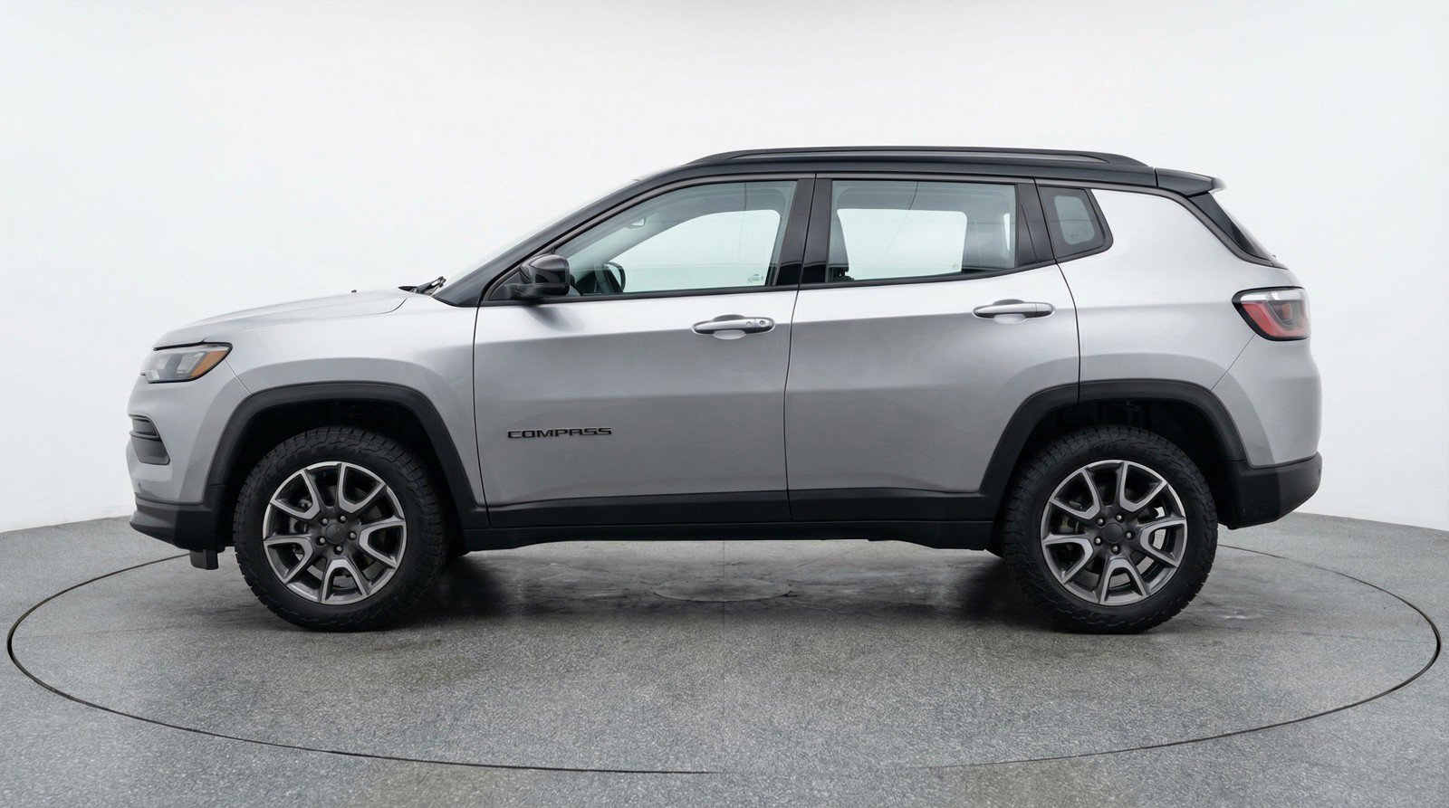 Used 2025 Jeep Compass Trailhawk image 5