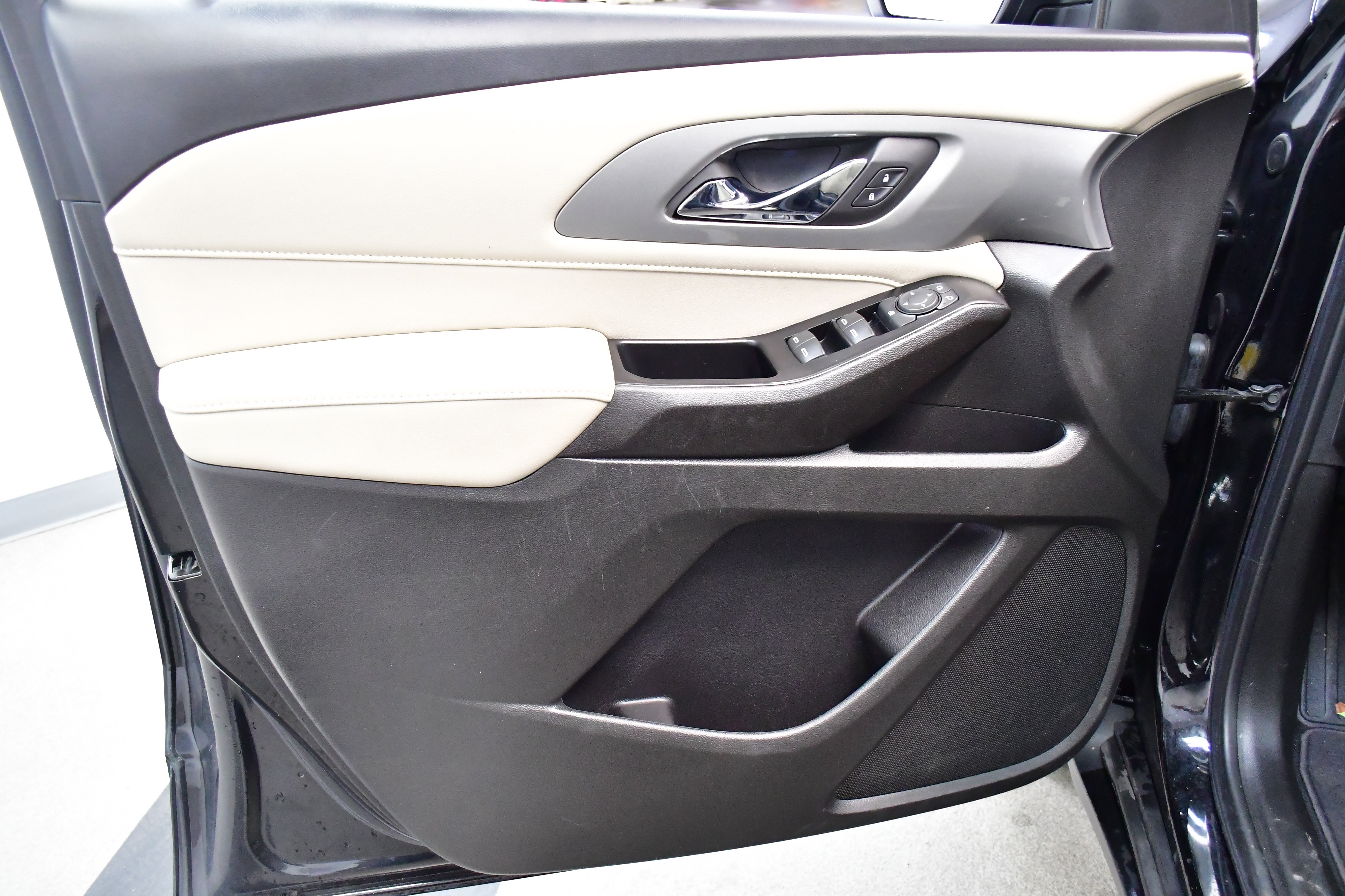 Used 2023 Chevrolet Traverse LS FWD image 16
