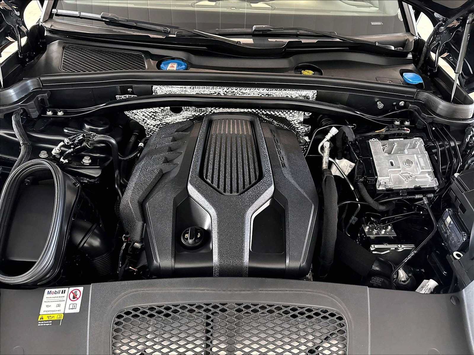 Used 2023 Porsche Macan AWD/4WD image 24