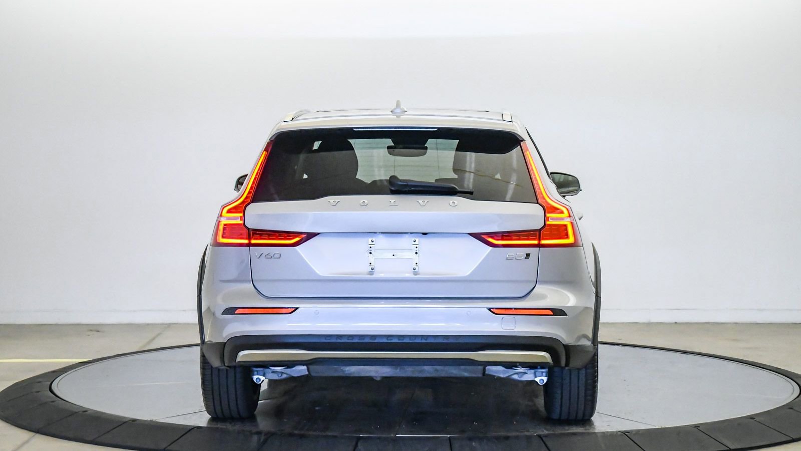 Certified 2025 Volvo V60 B5 Cross Country Plus AWD/4WD image 3