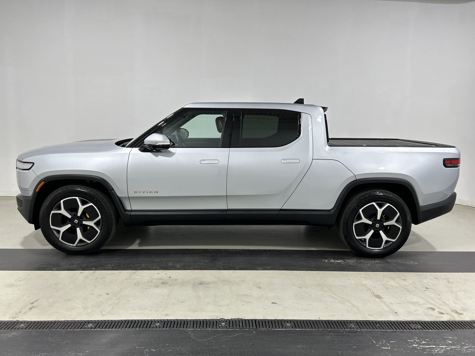 Used 2024 Rivian R1T Adventure AWD/4WD image 2