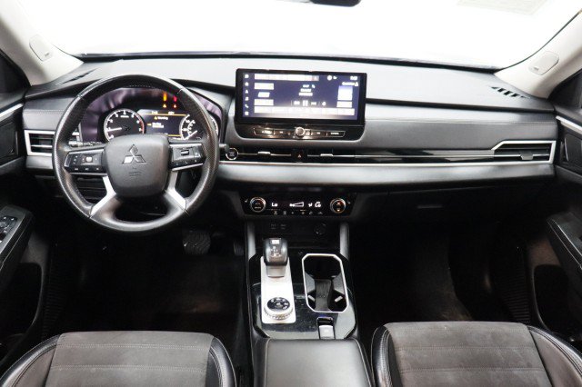 Used 2025 Mitsubishi Outlander SE FWD image 23
