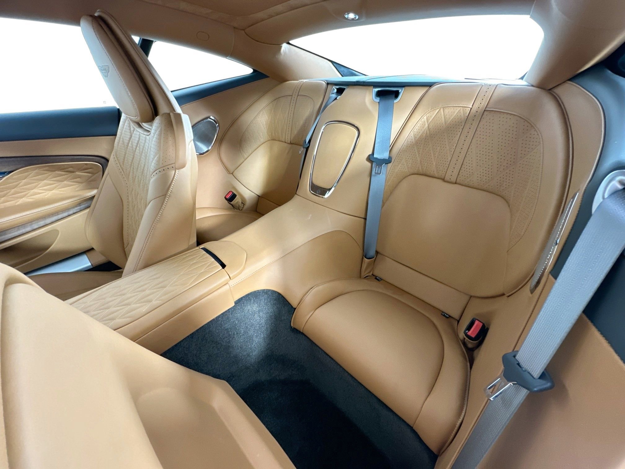 Used 2024 Aston Martin DB12 Coupe image 27