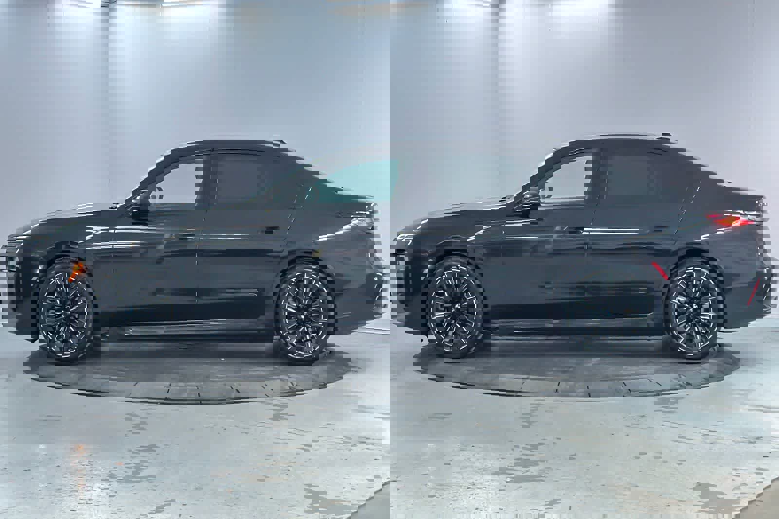 Used 2023 BMW i7 xDrive60 w/ Parking Assistance Package image 5