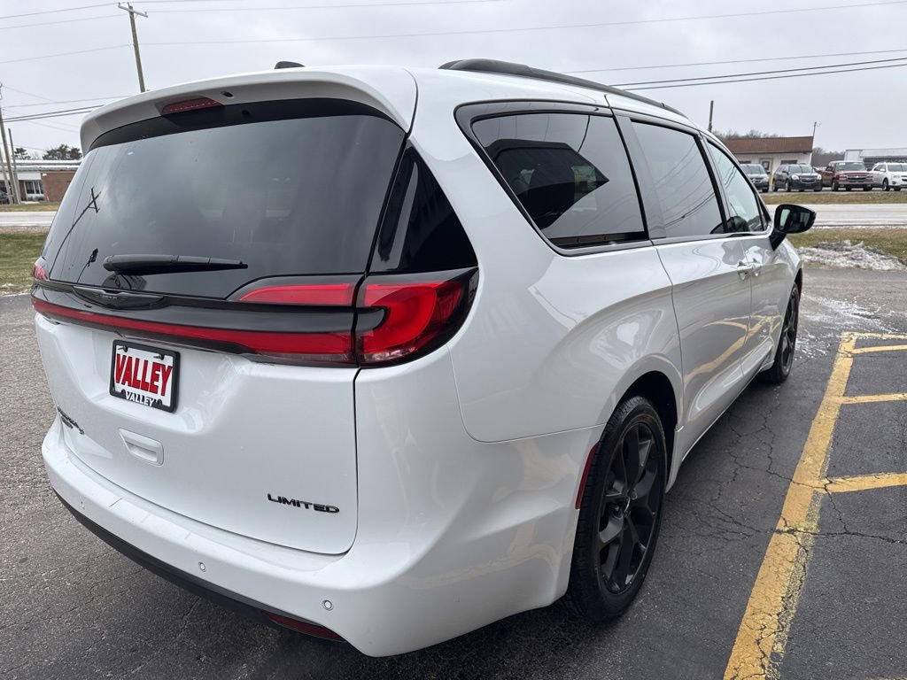 Used 2025 Chrysler Pacifica Limited image 14