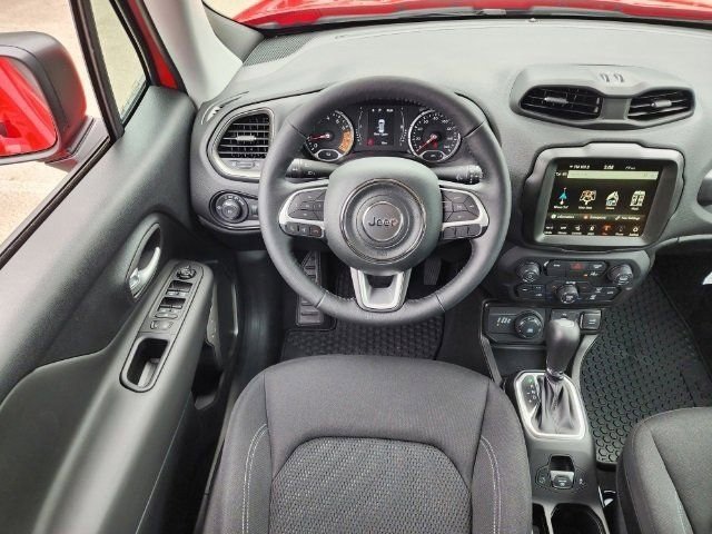 Used 2023 Jeep Renegade Latitude w/ Premium Group image 3