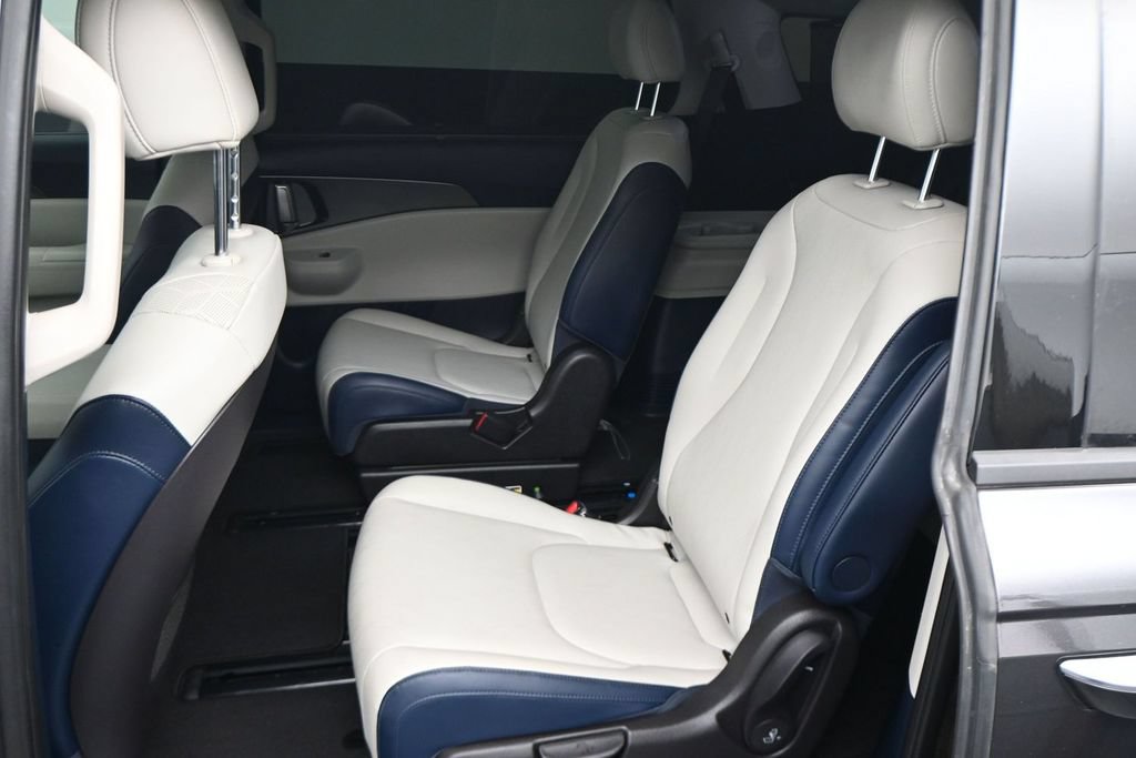 Used 2026 Kia Carnival SX w/ SX Dark Edition Package FWD image 12