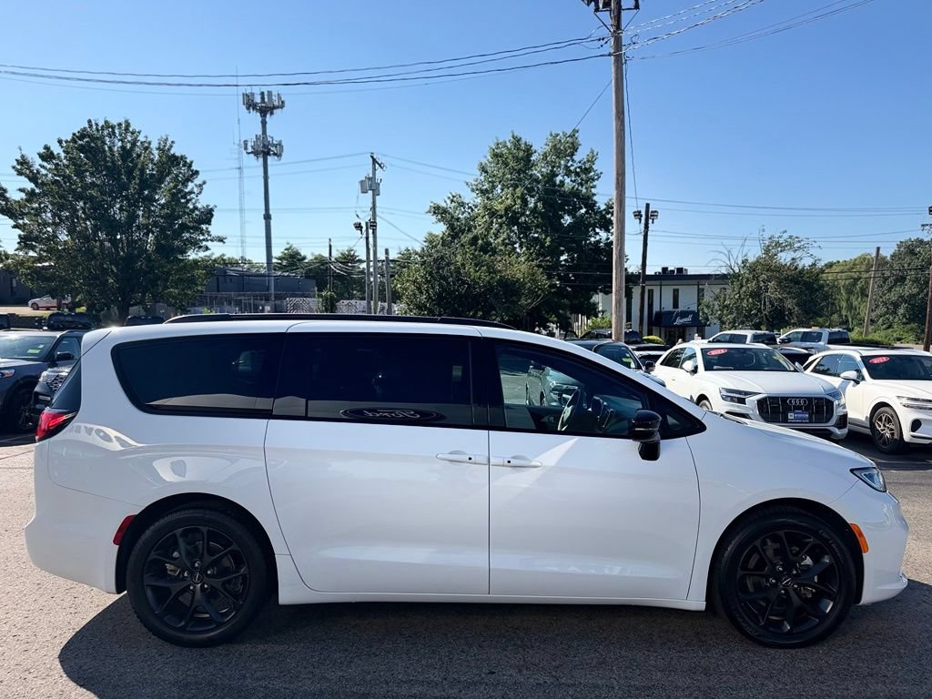 Used 2025 Chrysler Pacifica Limited FWD image 9