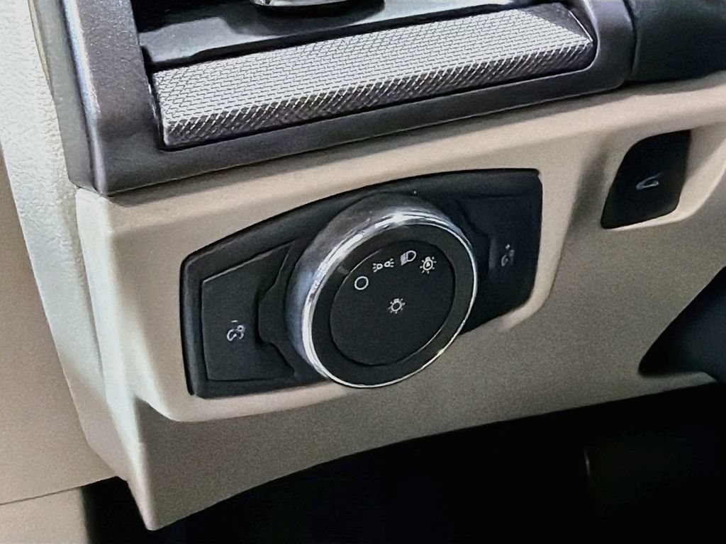 Used 2020 Ford Fusion SE FWD image 10