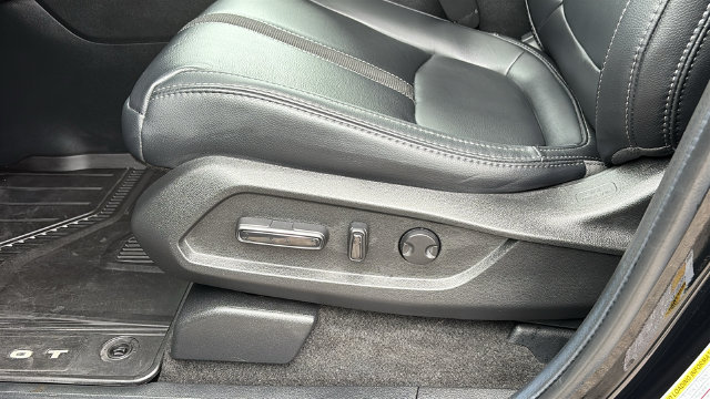 Used 2025 Honda Pilot Touring image 11