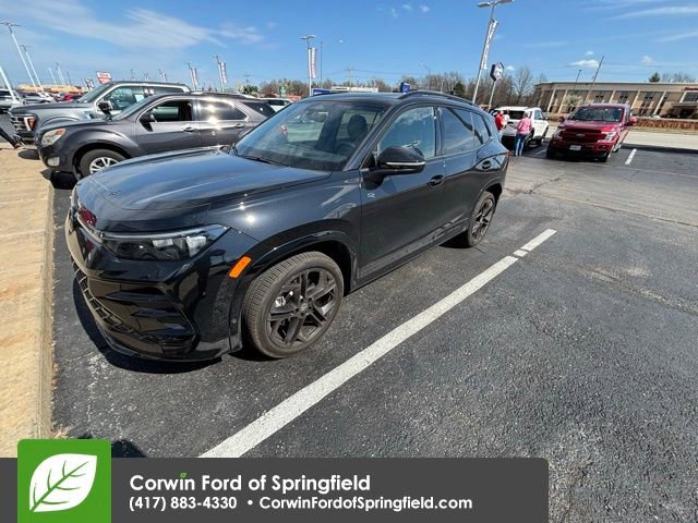 Used 2025 Volkswagen Tiguan SE R-Line image 2