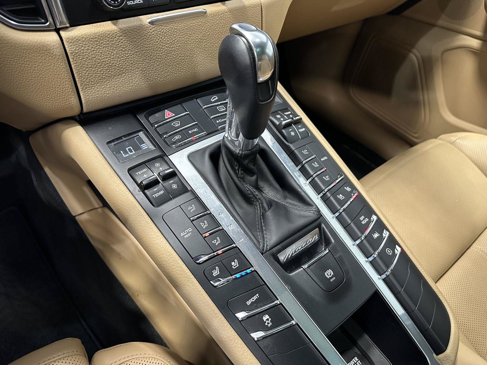 Used 2018 Porsche Macan AWD/4WD image 30