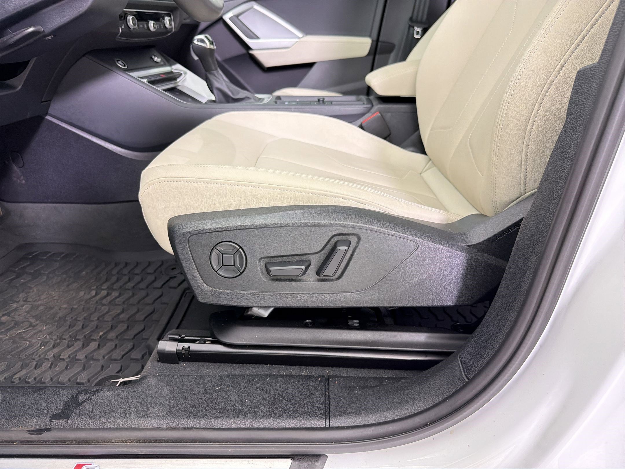 Certified 2025 Audi Q3 2.0T Premium w/ Convenience Package image 13