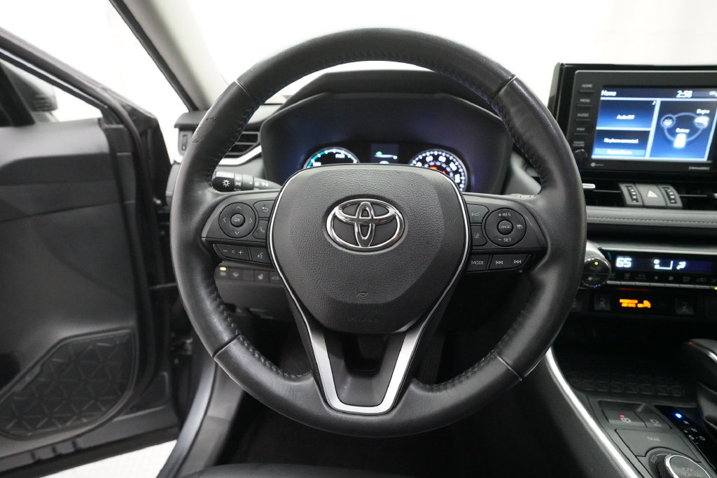 Used 2022 Toyota RAV4 XLE Premium AWD/4WD image 4
