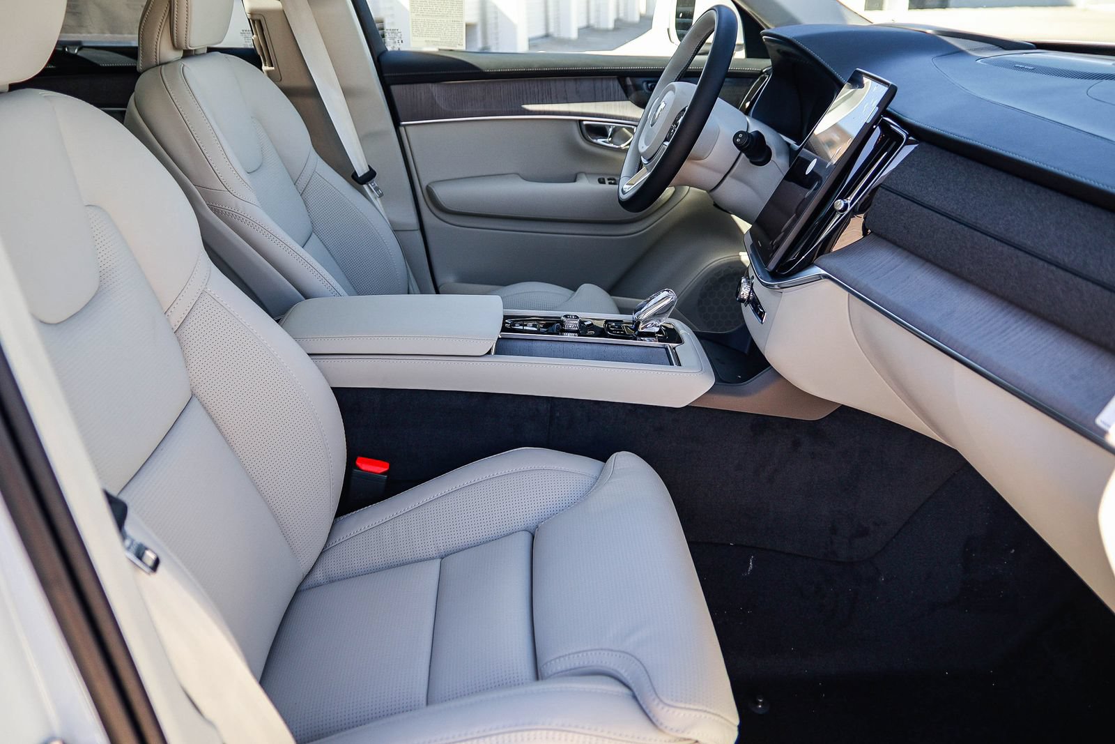 New 2026 Volvo XC90 T8 Ultra w/ Protection Package Premier AWD/4WD image 17