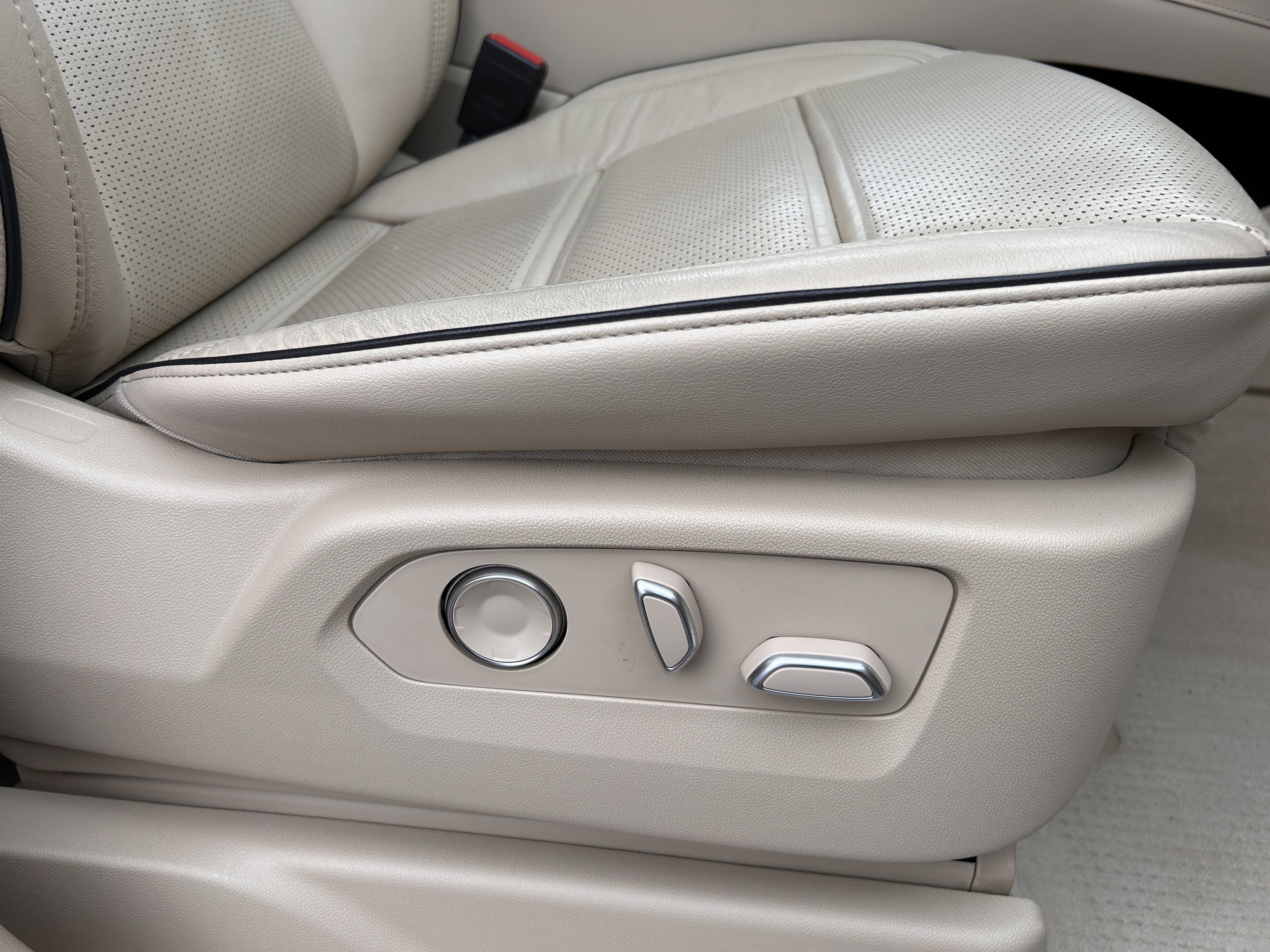 Used 2021 Cadillac Escalade Premium Luxury image 31