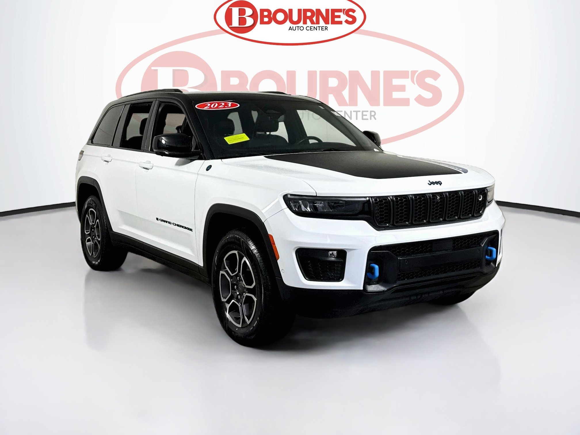 Used 2023 Jeep Grand Cherokee Trailhawk w/ Advanced Protech Group II AWD/4WD image 1