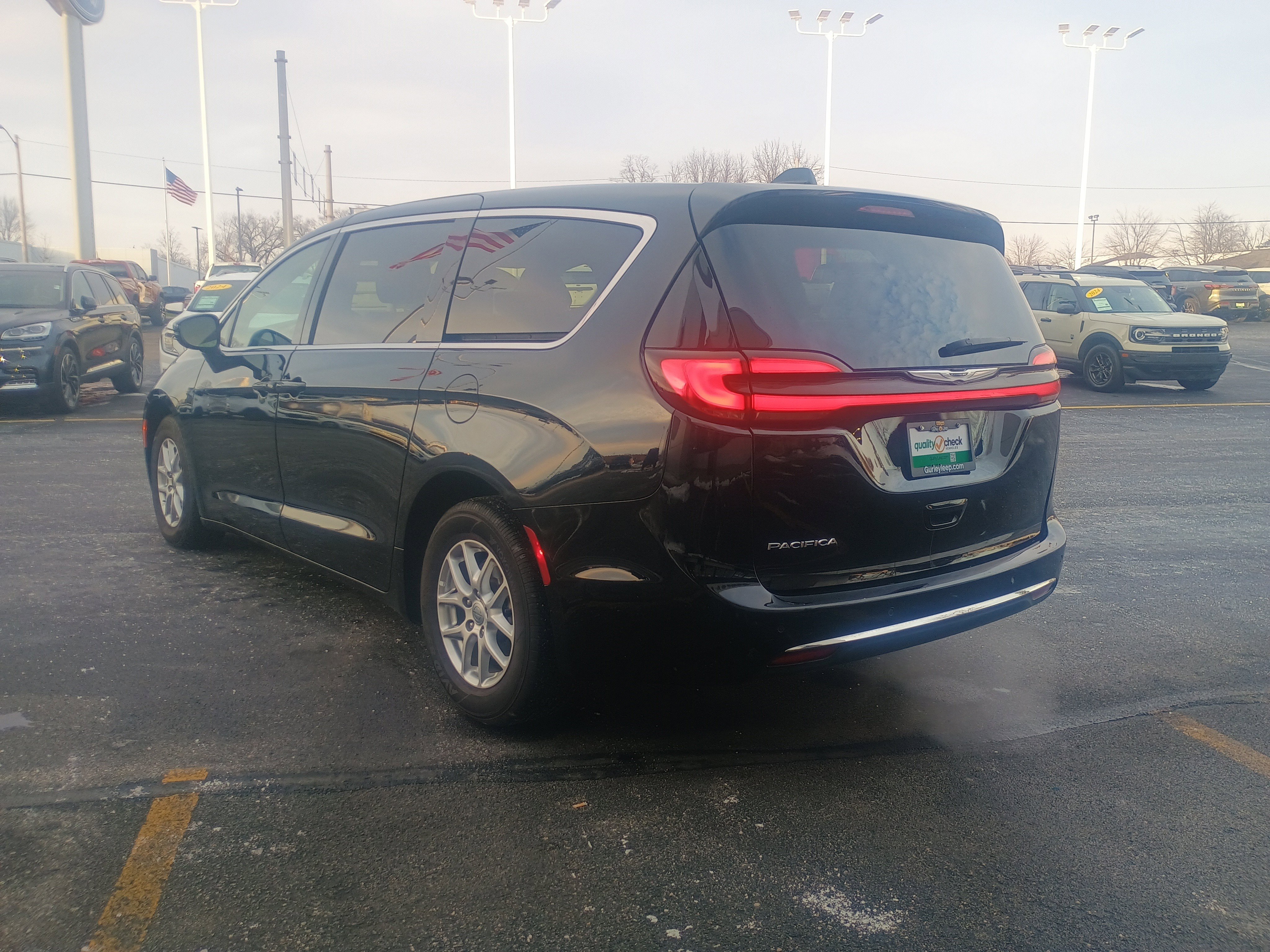 Used 2024 Chrysler Pacifica Touring-L image 6