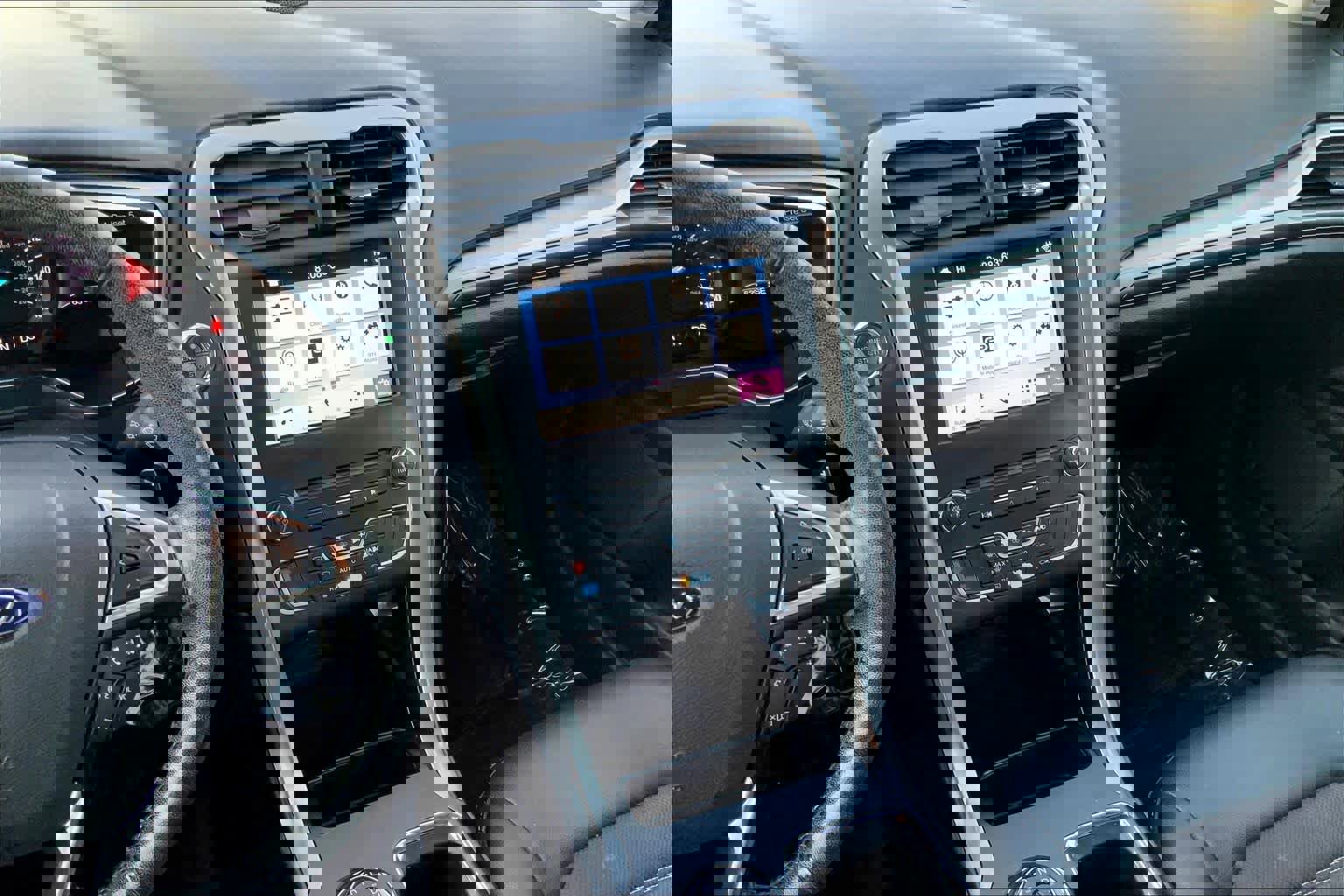 Used 2017 Ford Fusion SE w/ Equipment Group 201A image 7