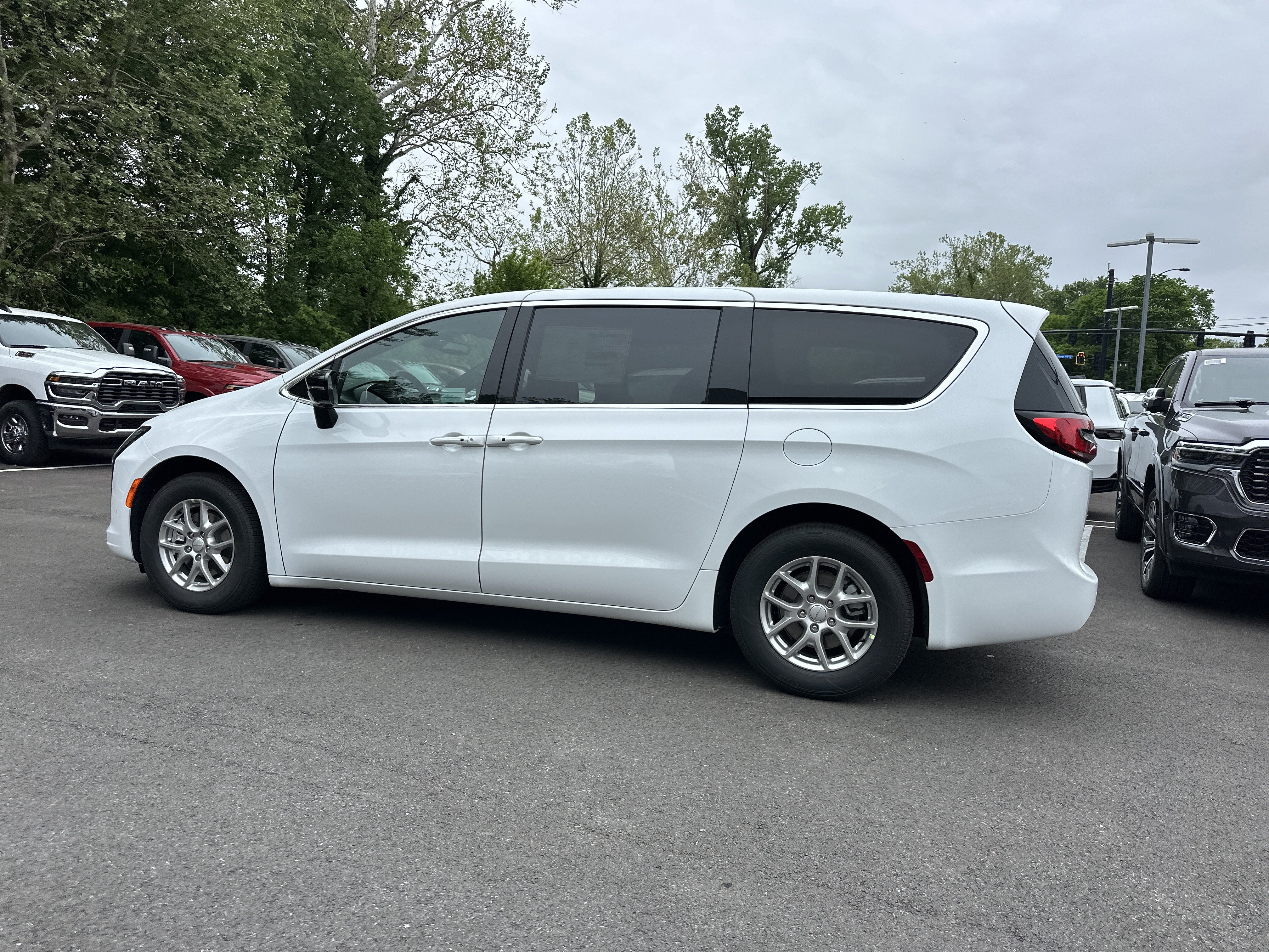 New 2027 Chrysler Pacifica Select w/ Family Tech Group FWD image 21
