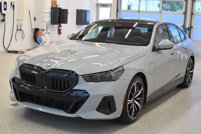 New 2027 BMW 550e xDrive w/ Premium Package AWD/4WD image 9