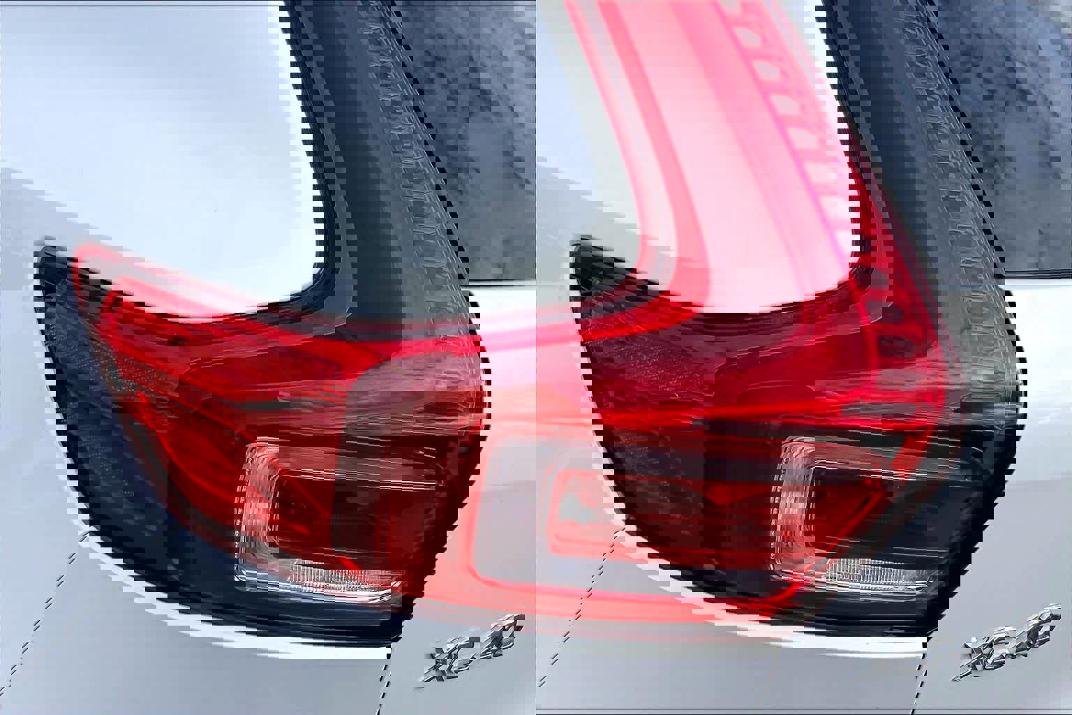 Certified 2023 Volvo XC40 B5 Plus w/ Climate Package image 27