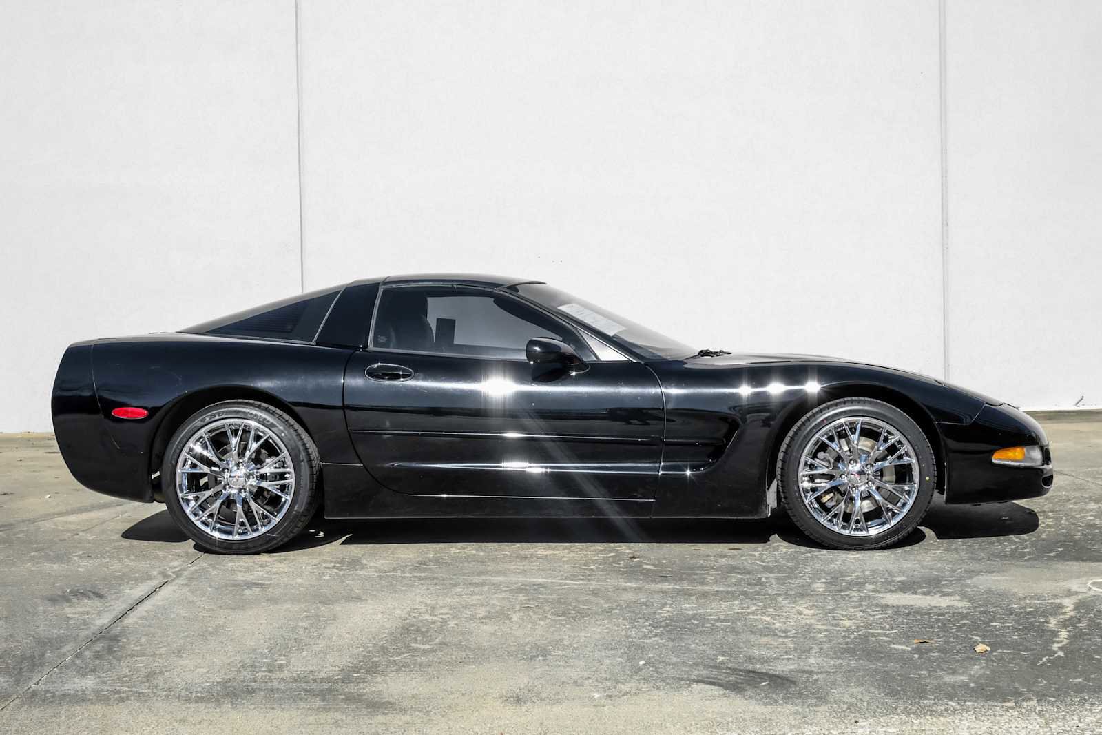 Used 2004 Chevrolet Corvette Coupe w/ Roof Package image 7