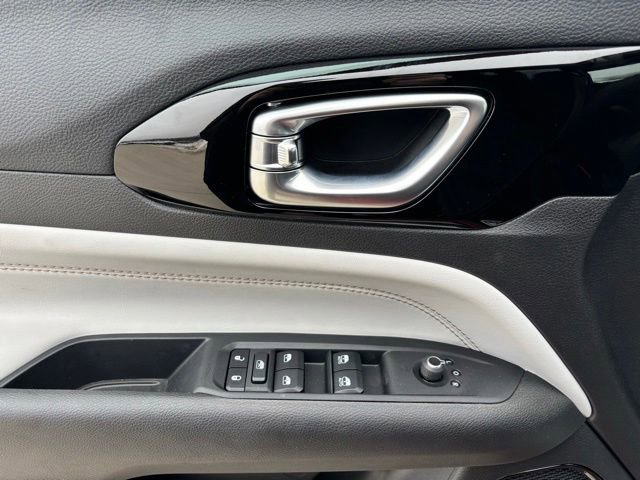 Used 2025 Jeep Compass Limited image 18