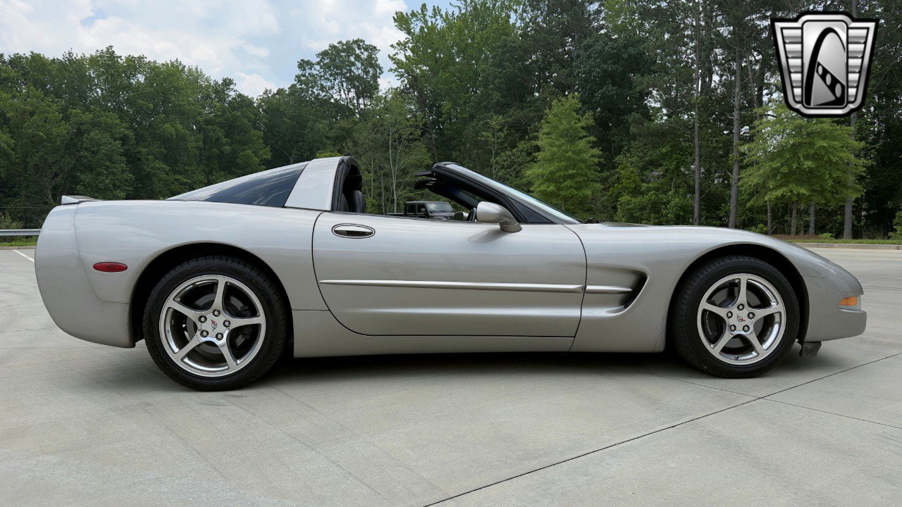 Used 2002 Chevrolet Corvette Coupe w/ Preferred Equipment Group2 image 3