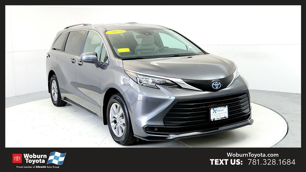 Certified 2025 Toyota Sienna LE AWD/4WD image 1