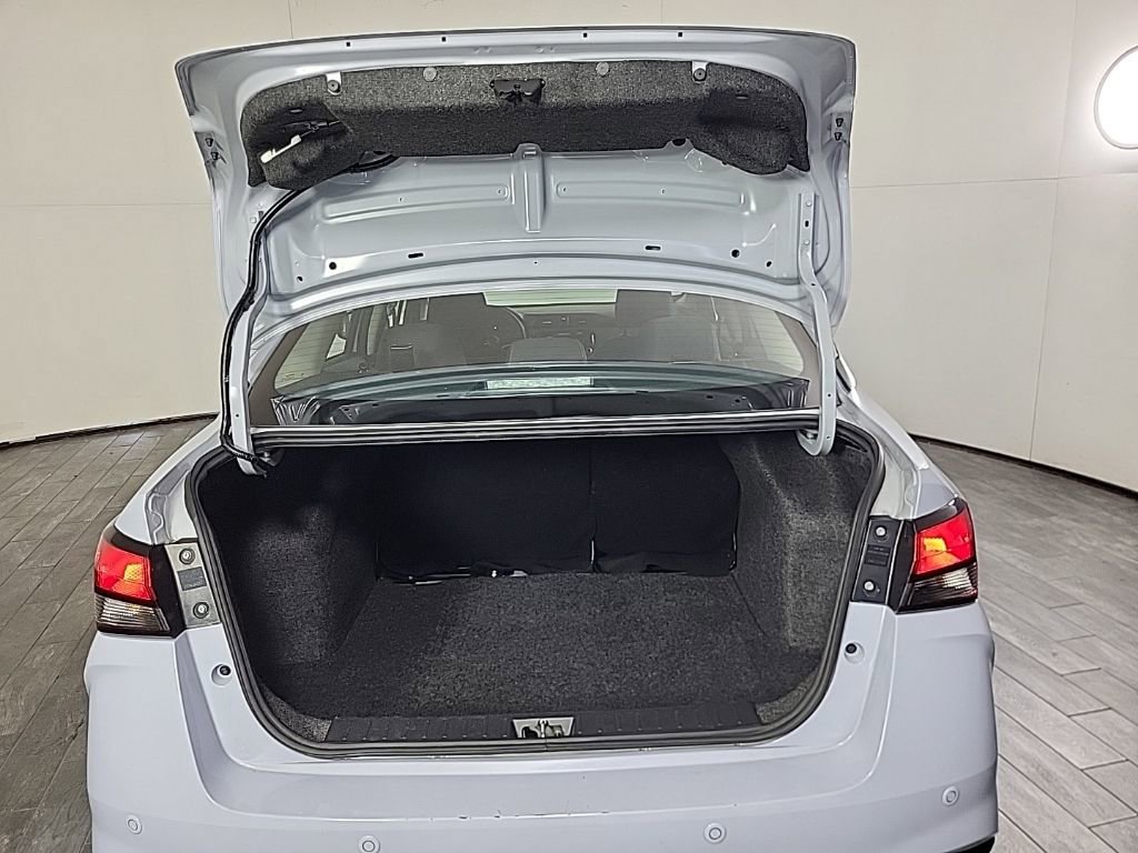 Used 2024 Nissan Versa SR image 9