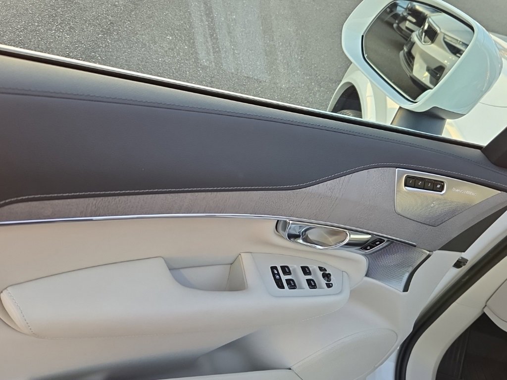 Used 2024 Volvo XC90 B6 Ultimate w/ Lounge Package image 3