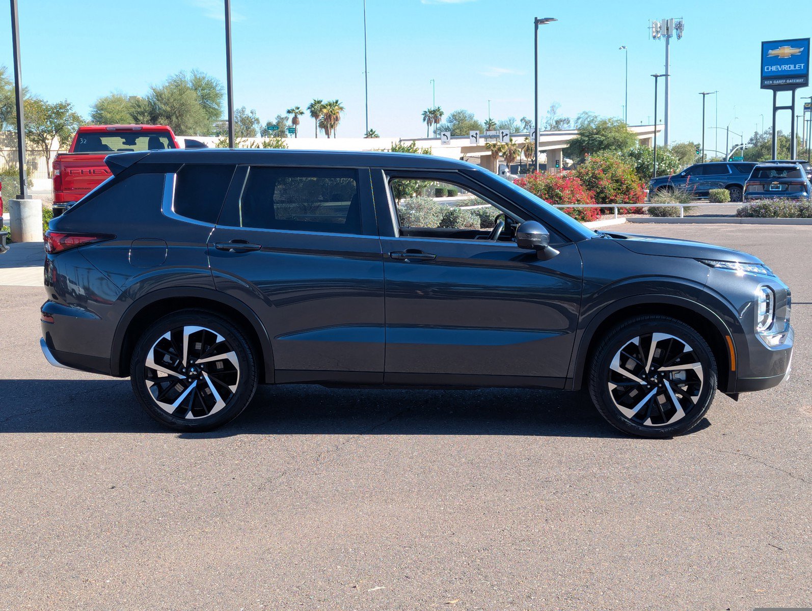 Used 2024 Mitsubishi Outlander SE image 7