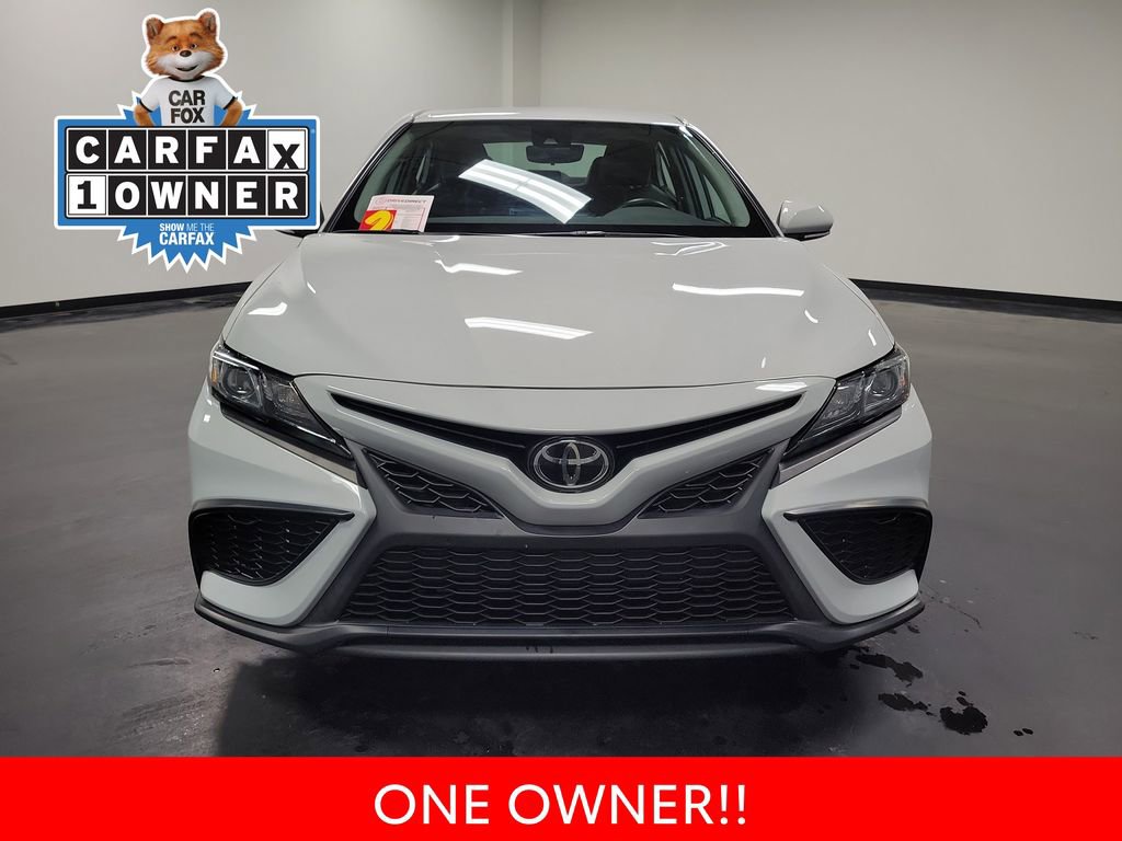 Used 2022 Toyota Camry SE image 3