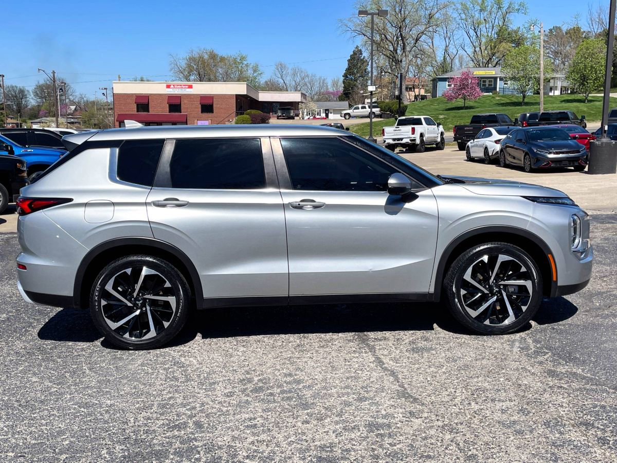 Used 2022 Mitsubishi Outlander SE image 4