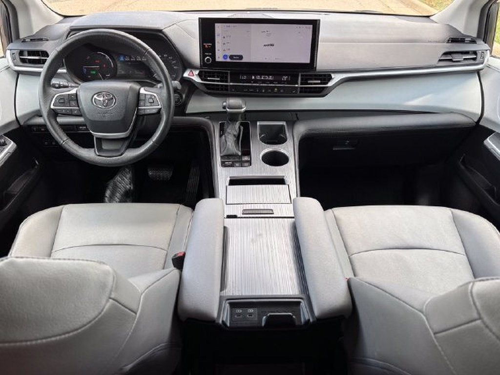 Used 2025 Toyota Sienna XLE FWD image 10