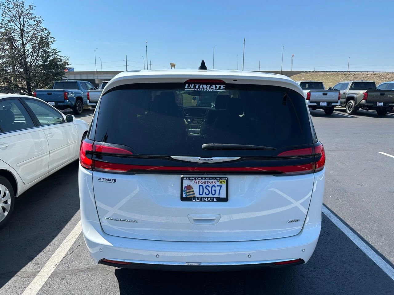 Used 2023 Chrysler Pacifica Touring-L image 15