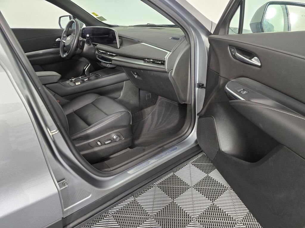 Used 2024 Cadillac XT4 Premium Luxury image 39