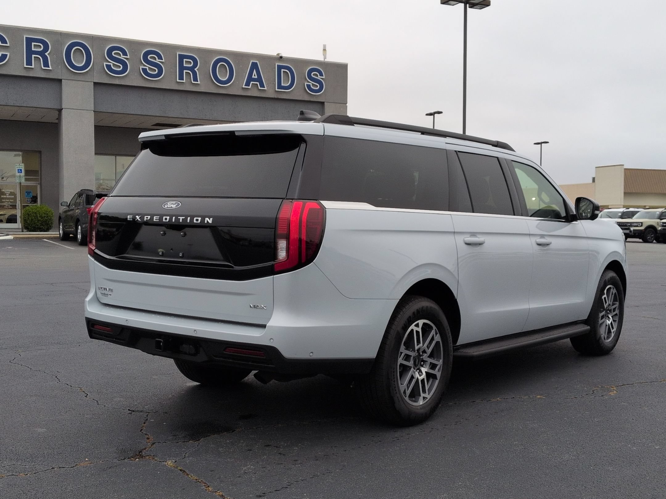 Used 2025 Ford Expedition Max Active RWD image 4