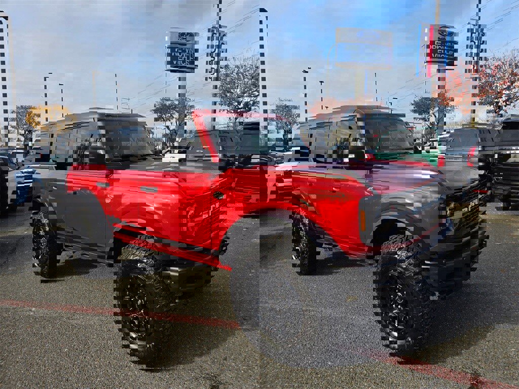 Used 2024 Ford Bronco Wildtrak image 3