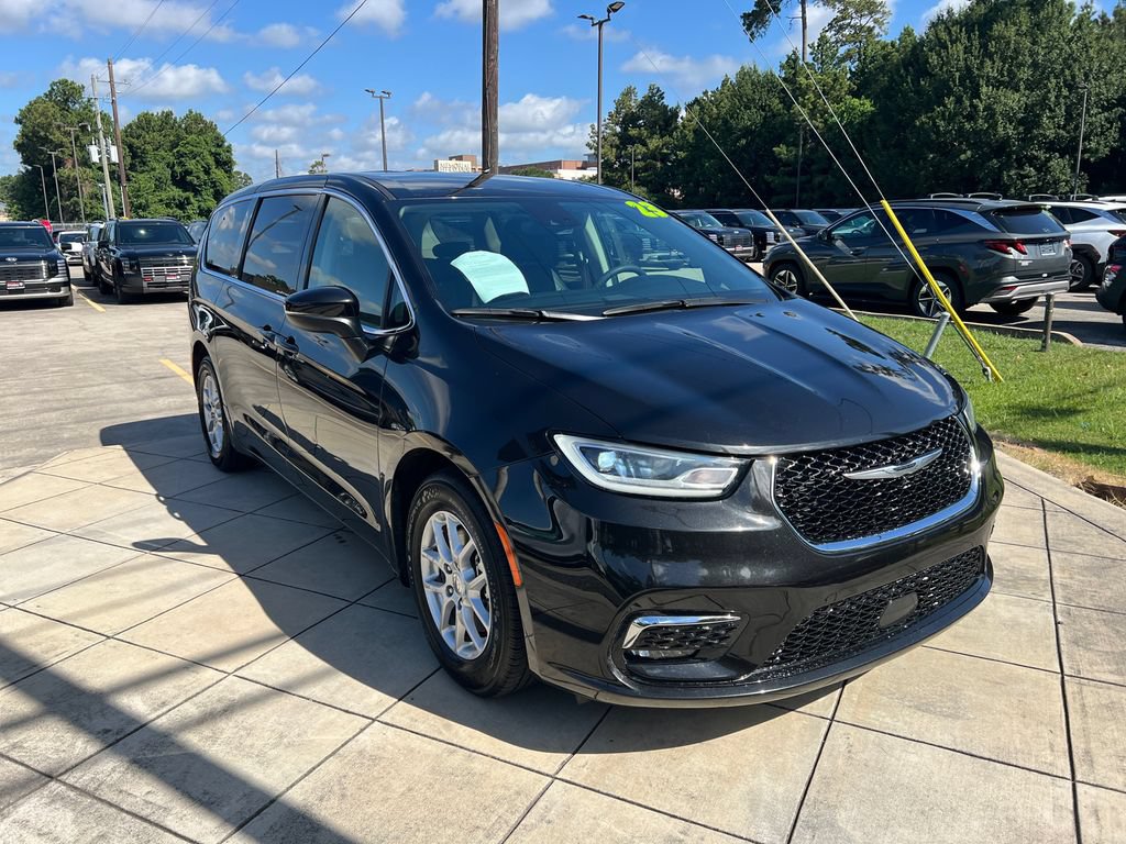 Used 2023 Chrysler Pacifica Touring-L FWD image 3